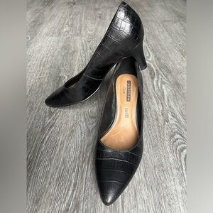 Clarks black leather pumps size 8